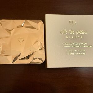 Cle de Peau Luminizing Face Enhancer - 203